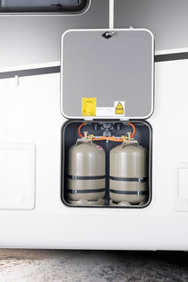 The 2 x 11 kg gas bottles can be easily replaced via the large service flap. The built-in Duomatic regulator automatically switches from the empty gas bottle to the full one.