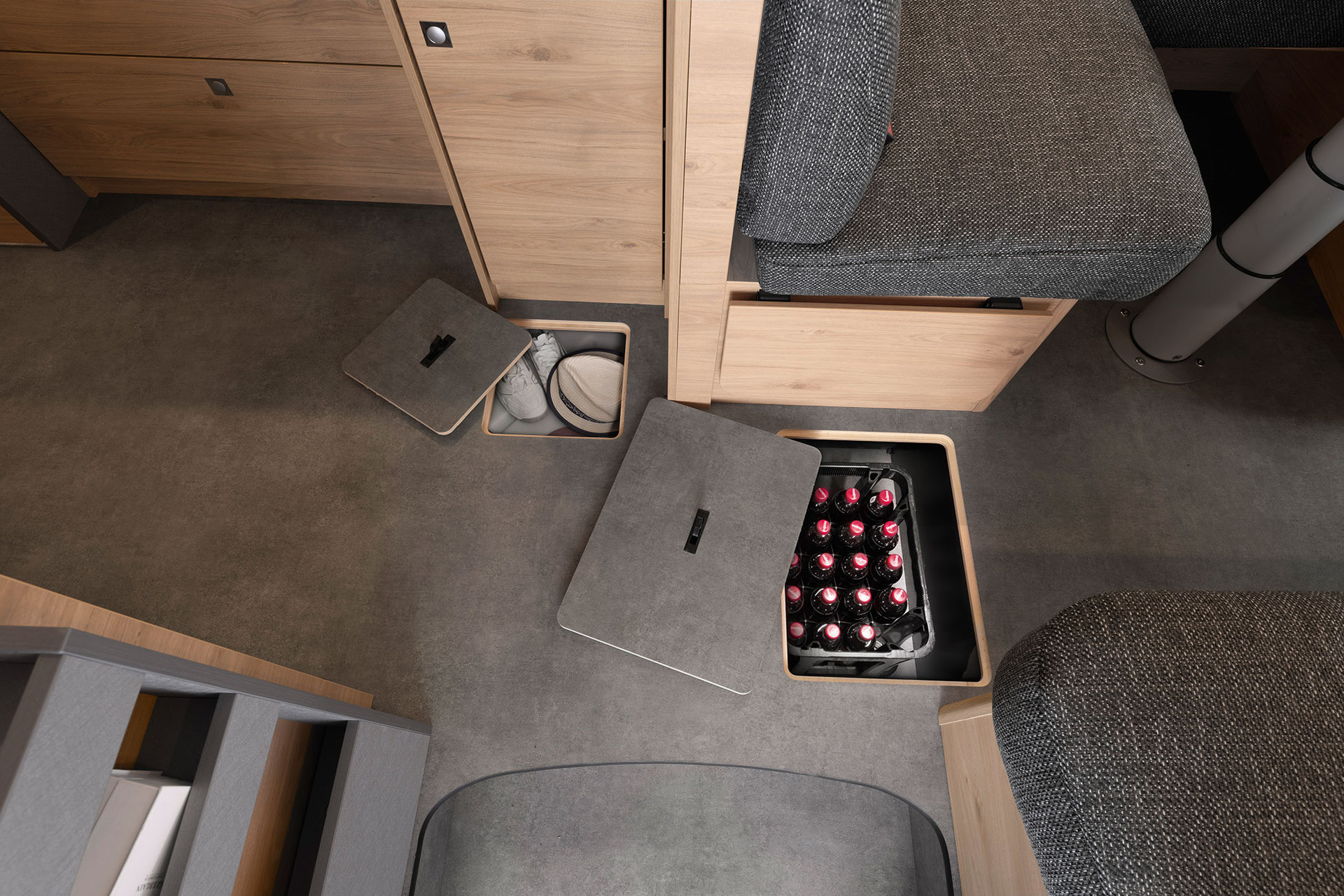 Several floor compartments provide direct access to the 40 cm-high double floor. They can be used either as storage space – even for an entire crate of beverages – or as service compartments providing access to the technology built into the double floor.