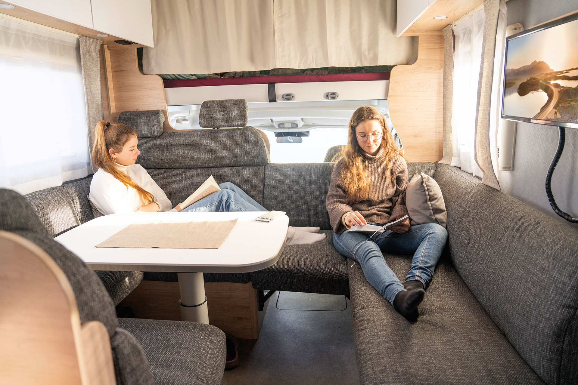 For extra comfort, the passage to the cab can be closed off with matching upholstered elements. This creates a spacious U-shaped seating lounge and turns the motorhome into a cosy living room – ideal for large family gatherings.