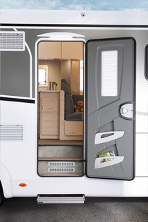 The 70 cm-wide comfort habitation door, coupe entrance and electric step make getting in and out of the vehicle a breeze.