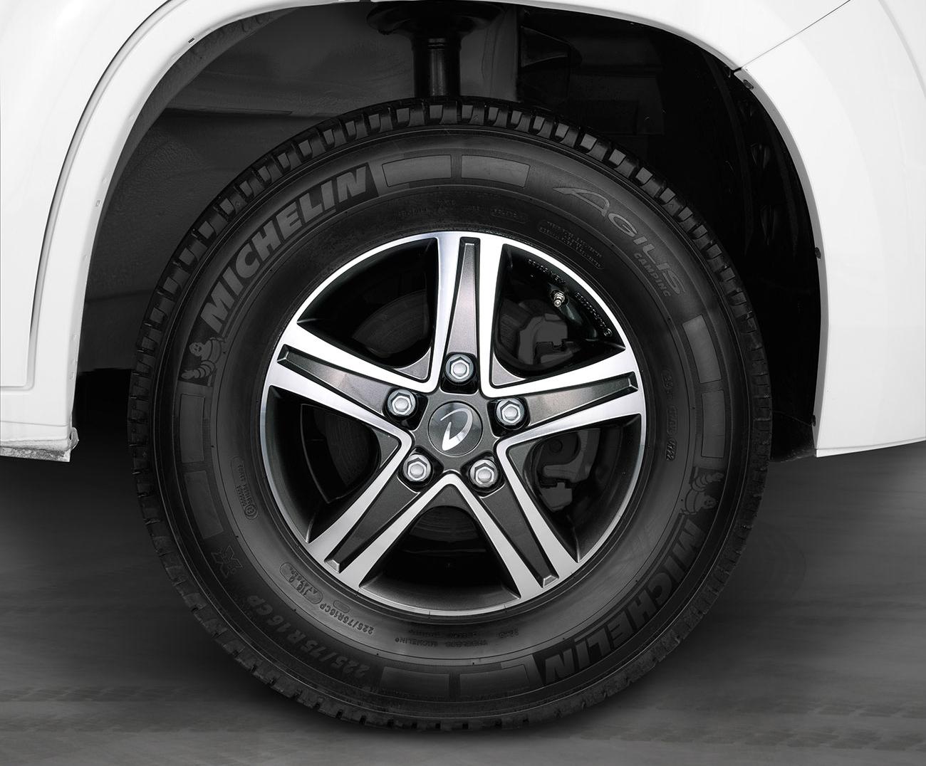 The stylish alloy wheels are included as standard.
