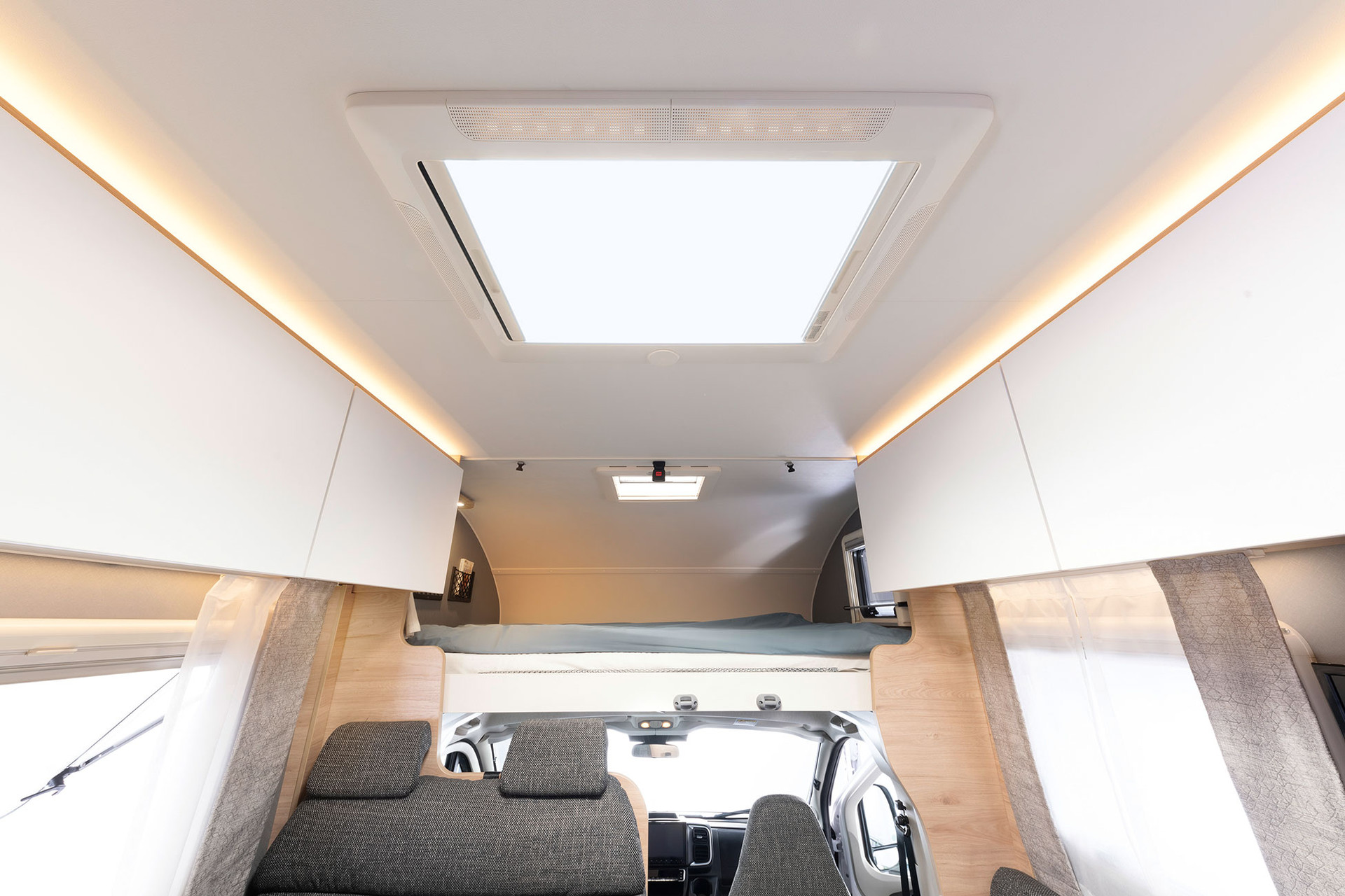 The large panoramic roof window above the seating lounge brings plenty of light and air into the vehicle.