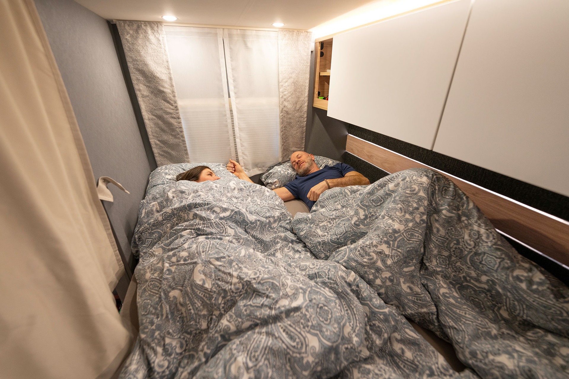 A bedroom to dream of – with a 211 x 152 cm sleeping area, two windows for good ventilation and large overhead lockers for linen. Storage nets installed under the overhead lockers allow quick access to items needed during the night. A 230 V socket and two USB charging ports make it easy to keep mobile phones and other devices charged.
