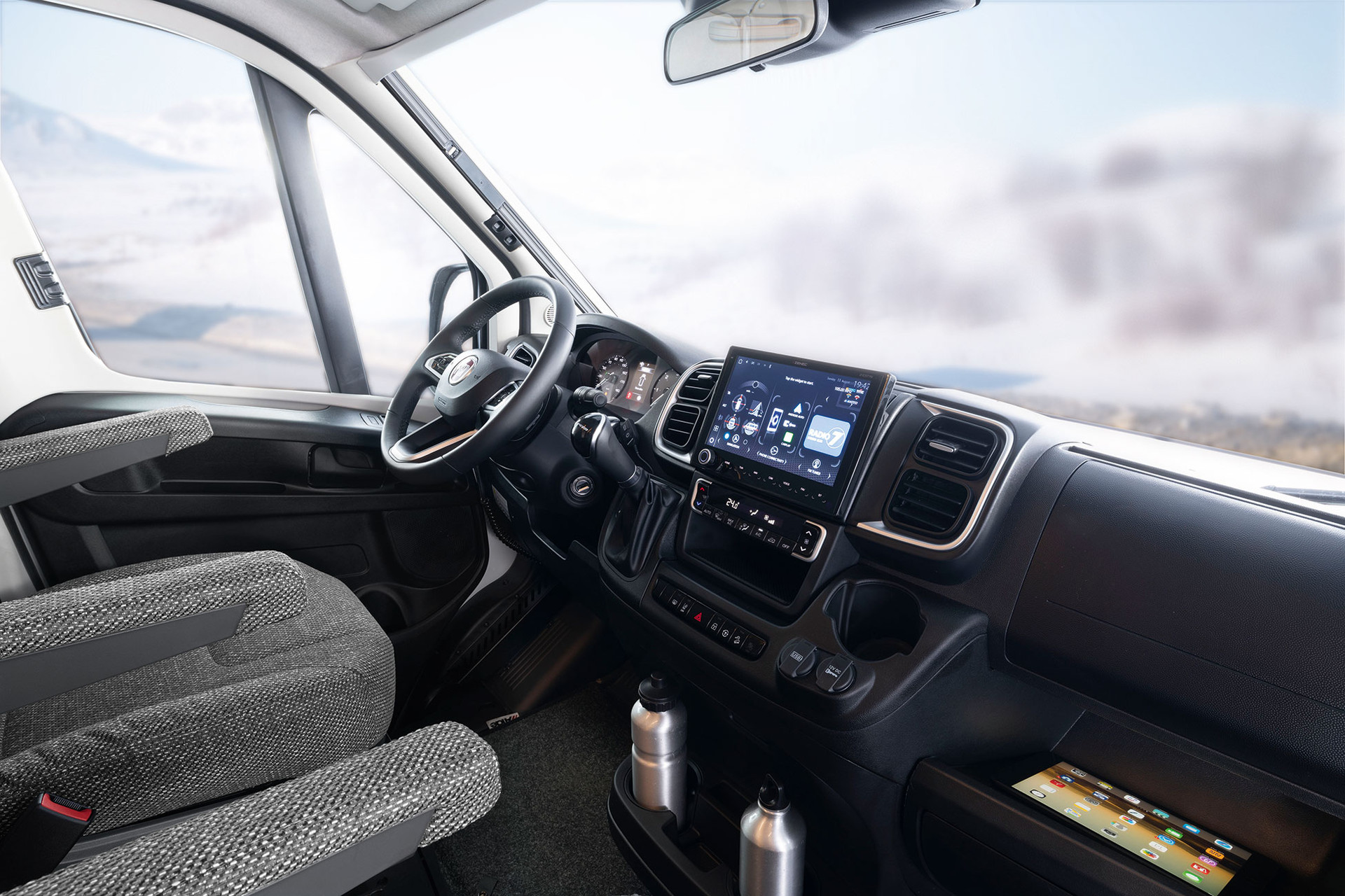 The standard naviceiver combines FM/DAB+ radio and a motorhome navigation system in one device. The 9-inch touchscreen, which also displays the image from the reversing cameras, provides a clear overview.