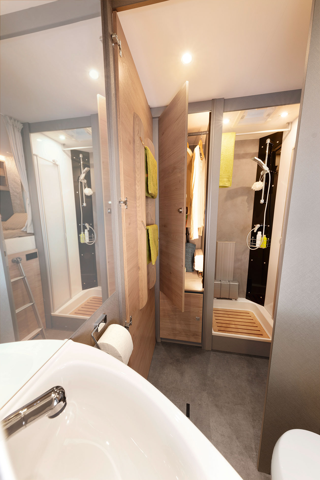 A centre bathroom that lives up to its name! The bathroom door can be used to close off the passageway to the living room. This creates a large bathroom and dressing room with direct access to the wardrobe.